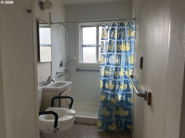 6850 Ne Roselawn St, Portland, OR 97218