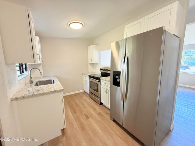 1033 AKE Lane, Jacksonville, FL 32218