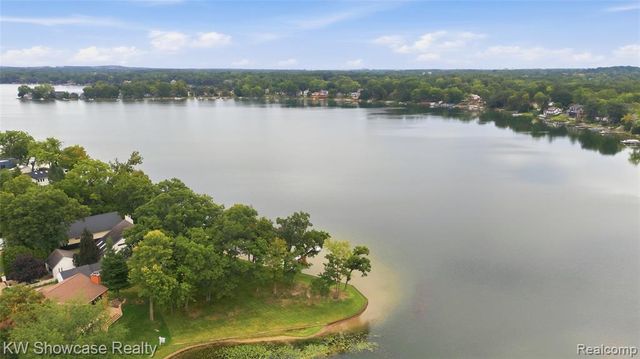 4614 Claudia Drive, Waterford, MI 48328