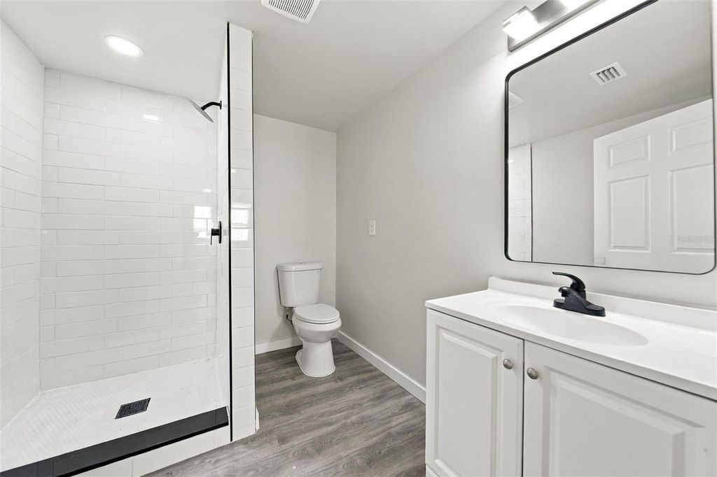 Image 10 of property listing at 5419 OLD CHENEY HIGHWAY, Orlando, FL 32807