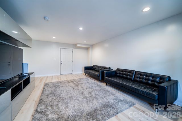 16 DanielBrooke Drive, Asheville, NC 28806