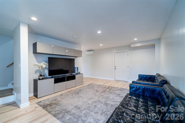 16 DanielBrooke Drive, Asheville, NC 28806