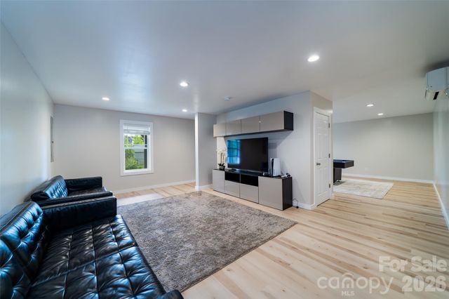 16 DanielBrooke Drive, Asheville, NC 28806