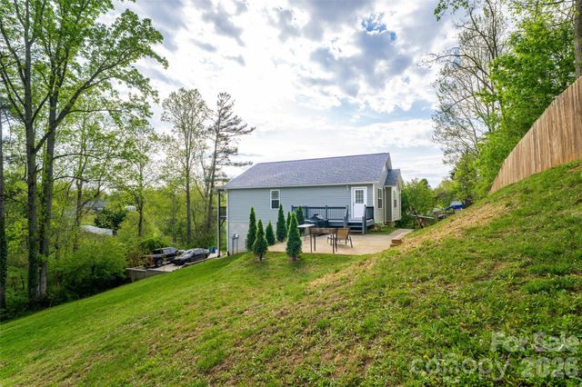 16 DanielBrooke Drive, Asheville, NC 28806
