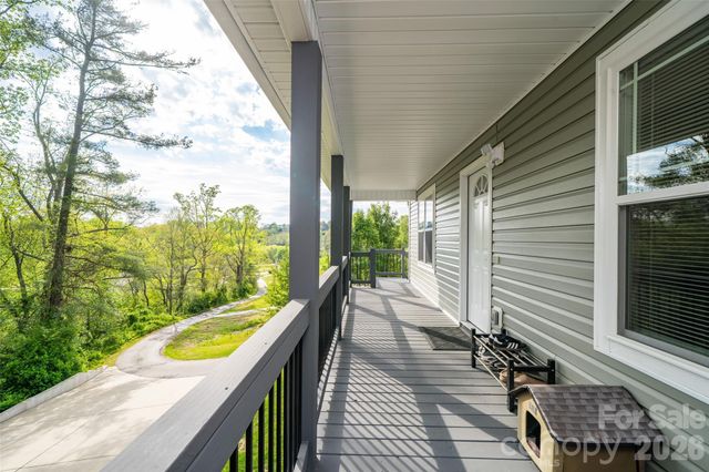 16 DanielBrooke Drive, Asheville, NC 28806
