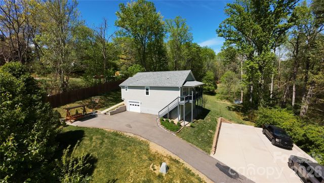 16 DanielBrooke Drive, Asheville, NC 28806