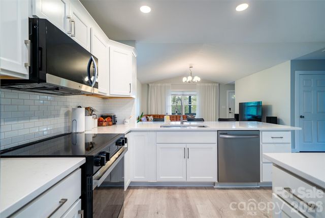 16 DanielBrooke Drive, Asheville, NC 28806