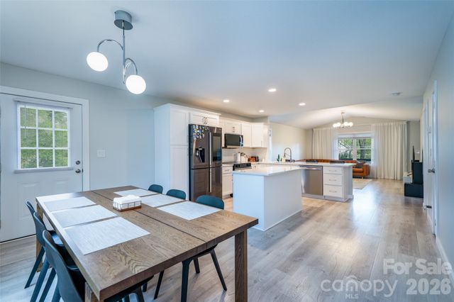 16 DanielBrooke Drive, Asheville, NC 28806