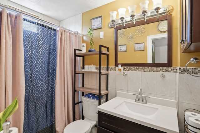 24 Jasper St, Springfield, MA 01109