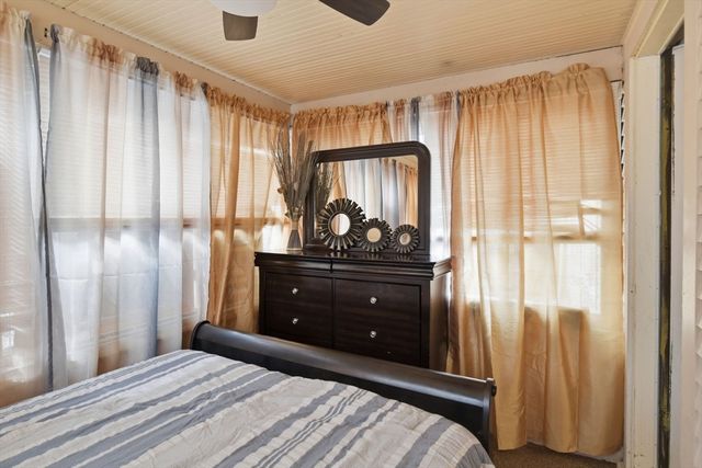 24 Jasper St, Springfield, MA 01109