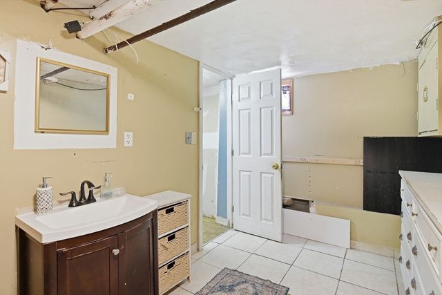 24 Jasper St, Springfield, MA 01109