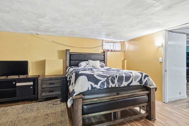 24 Jasper St, Springfield, MA 01109