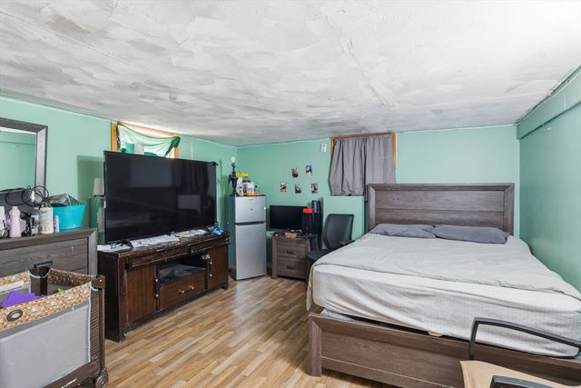 24 Jasper St, Springfield, MA 01109