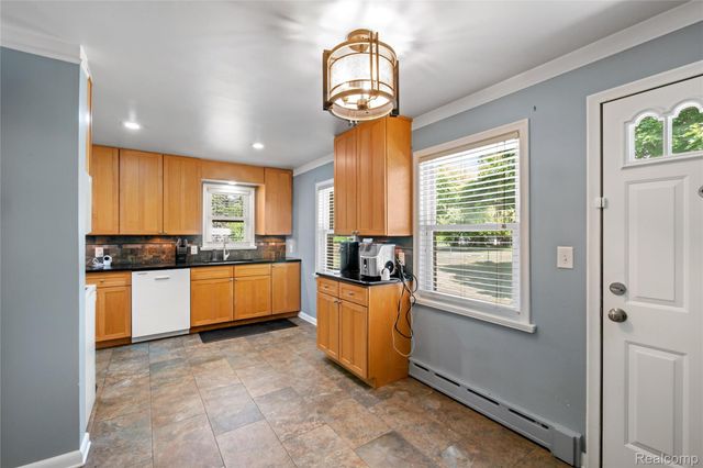 27200 Milton Avenue, Warren, MI 48092