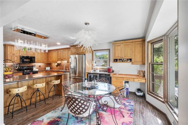 4397 SW Breezy Point Lane, Lee's Summit, MO 64082