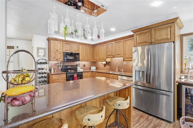 4397 SW Breezy Point Lane, Lee's Summit, MO 64082