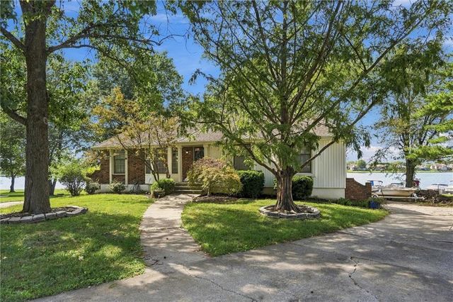 4397 SW Breezy Point Lane, Lee's Summit, MO 64082