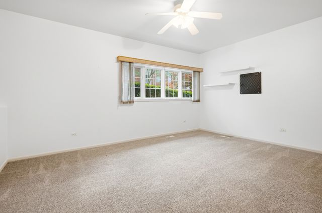 60 E Hattendorf Avenue, Roselle, IL 60172