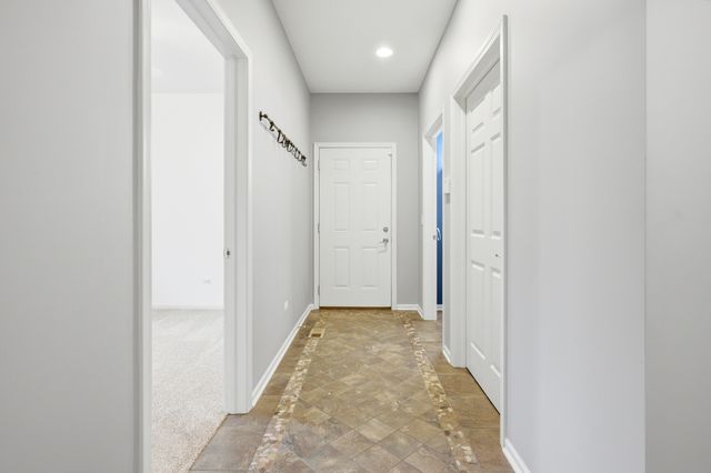 60 E Hattendorf Avenue, Roselle, IL 60172