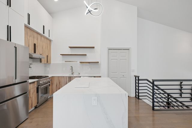 60 E Hattendorf Avenue, Roselle, IL 60172