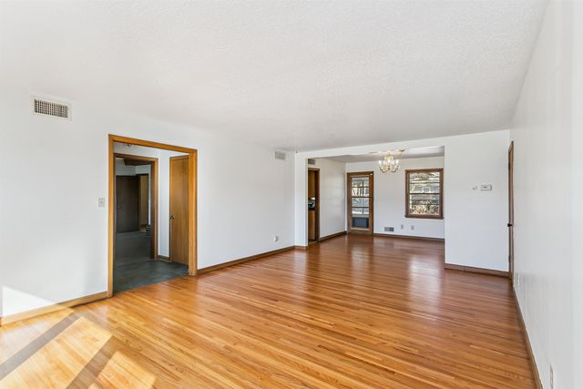 6330 E Willowbrook Rd, Wichita, KS 67218