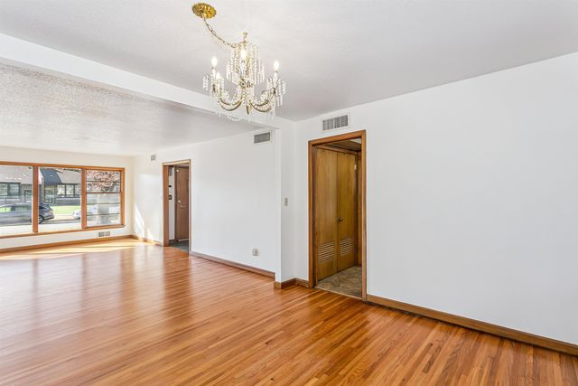 6330 E Willowbrook Rd, Wichita, KS 67218