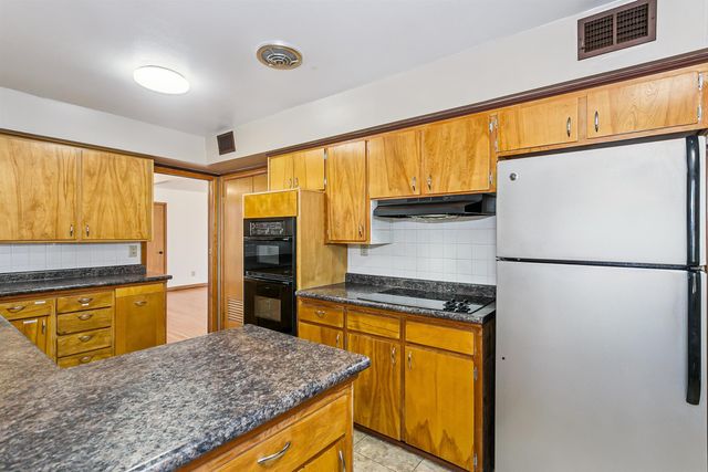 6330 E Willowbrook Rd, Wichita, KS 67218