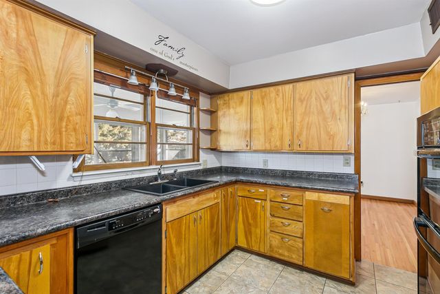 6330 E Willowbrook Rd, Wichita, KS 67218