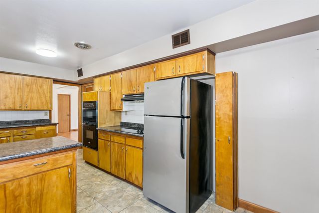 6330 E Willowbrook Rd, Wichita, KS 67218