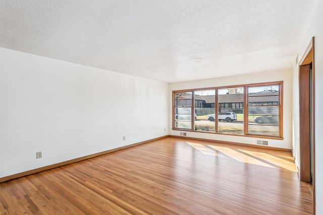 6330 E Willowbrook Rd, Wichita, KS 67218