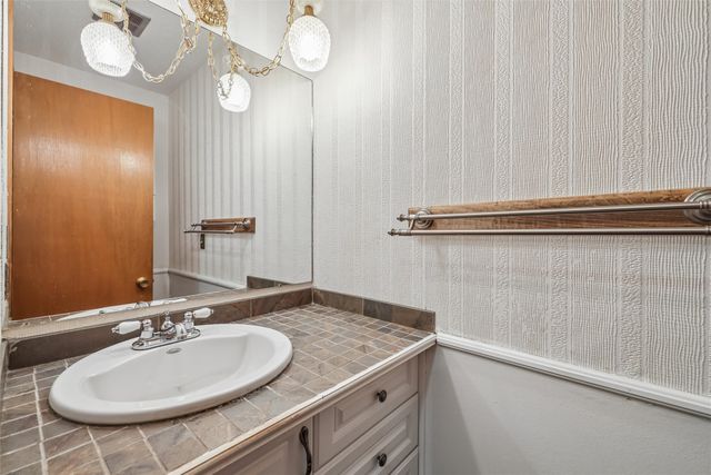 3414 Skyline Drive, Des Moines, IA 50310