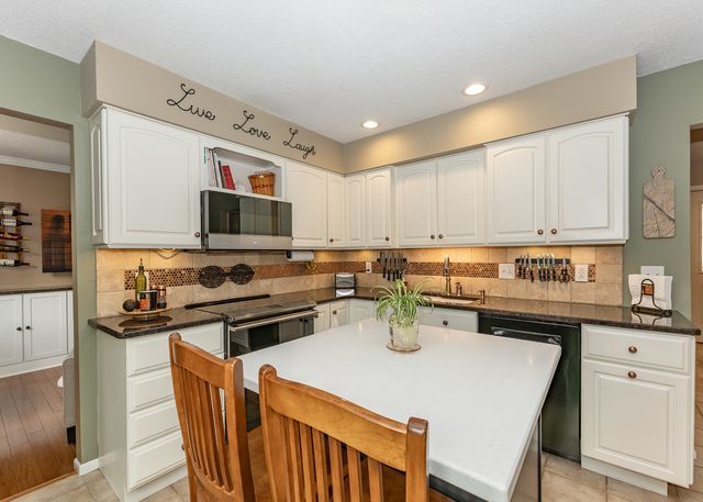 3805 Kenwood Avenue, Davenport, IA 52807