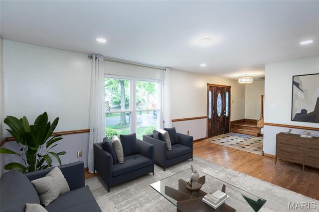 701 Oak Run Lane, Ballwin, MO 63021
