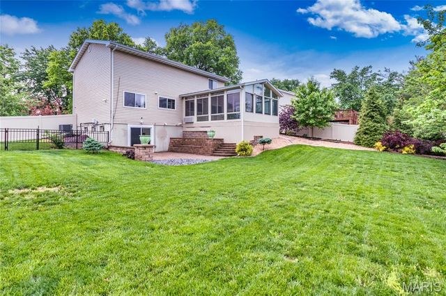 701 Oak Run Lane, Ballwin, MO 63021