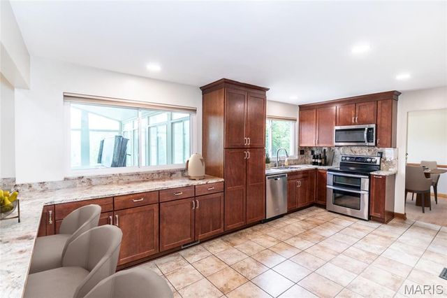 701 Oak Run Lane, Ballwin, MO 63021