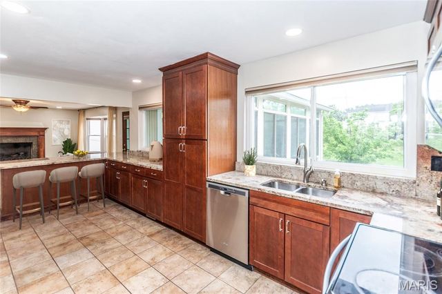 701 Oak Run Lane, Ballwin, MO 63021