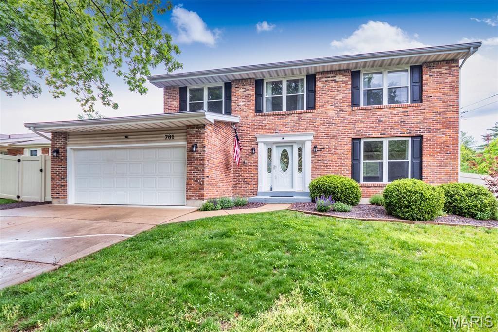 701 Oak Run Lane, Ballwin, MO 63021