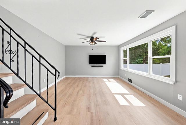 14 BUTTONWOOD RD, Stratford, NJ 08084