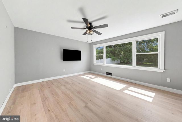 14 BUTTONWOOD RD, Stratford, NJ 08084