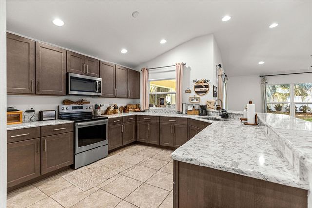 10274 JULIA ISLES AVENUE, Oxford, FL 34484