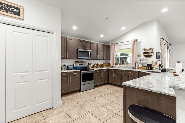 10274 JULIA ISLES AVENUE, Oxford, FL 34484