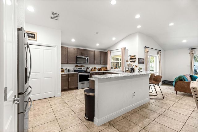 10274 JULIA ISLES AVENUE, Oxford, FL 34484