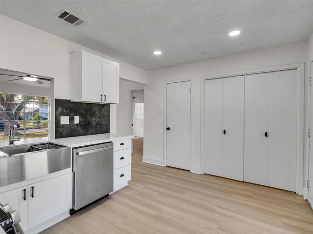 455 Capehill Drive, Houston, TX 77598