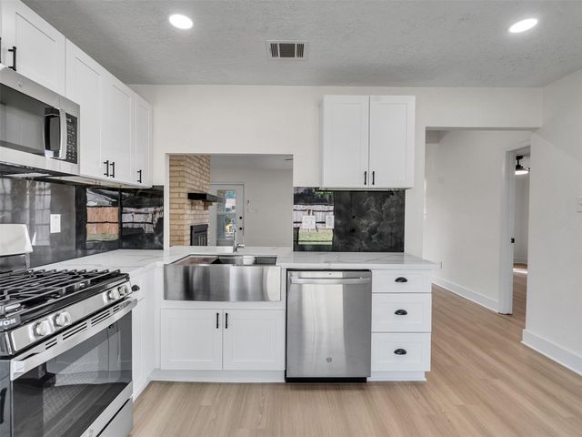 455 Capehill Drive, Houston, TX 77598