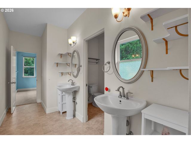 10653 Nw LOST PARK Dr, Portland, OR 97229