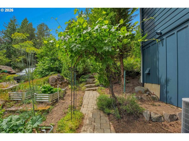 10653 Nw LOST PARK Dr, Portland, OR 97229