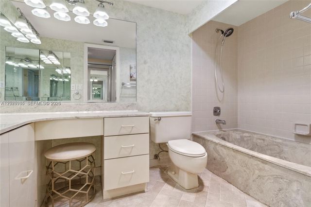 5519 Fairway Park Drive 203, Boynton Beach, FL 33437
