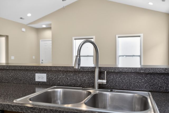 140 McCowans Ferry Alley, Versailles, KY 40383