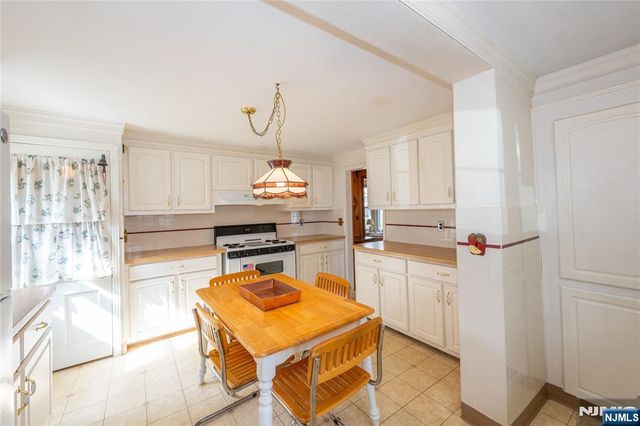 11 Oak Grove Road, Caldwell, NJ 07006