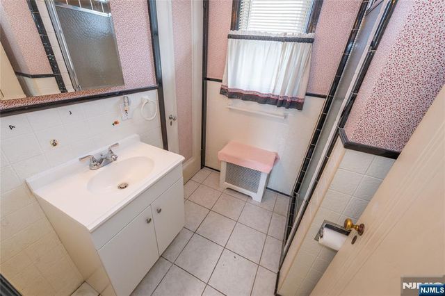 11 Oak Grove Road, Caldwell, NJ 07006
